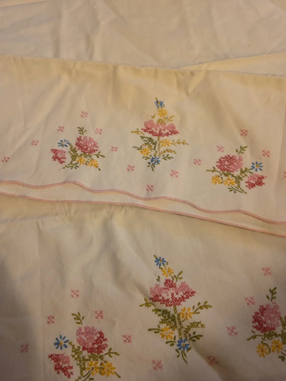 Embroidered Floral Pillowcase Set in Cream and Pink